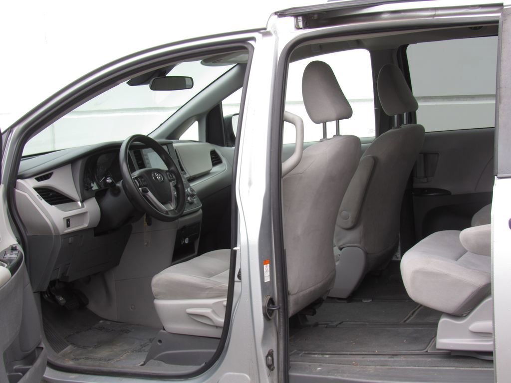 Used 2020 Toyota Sienna L FWD image 11