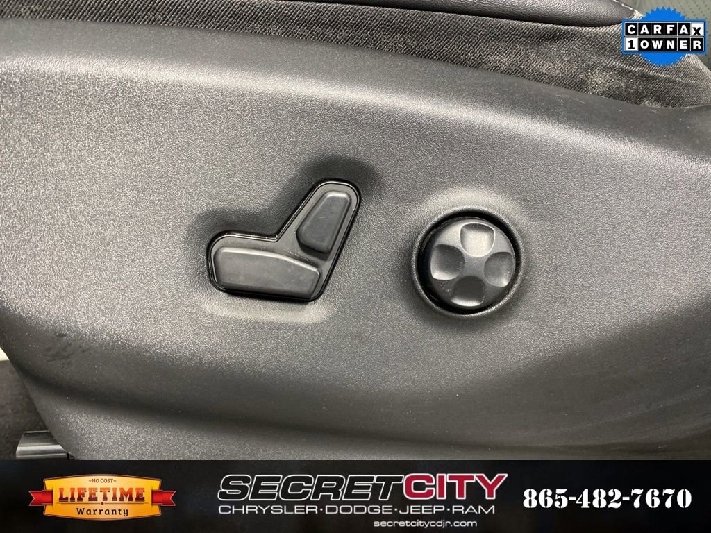 Used 2024 Chrysler Pacifica Touring-L image 13