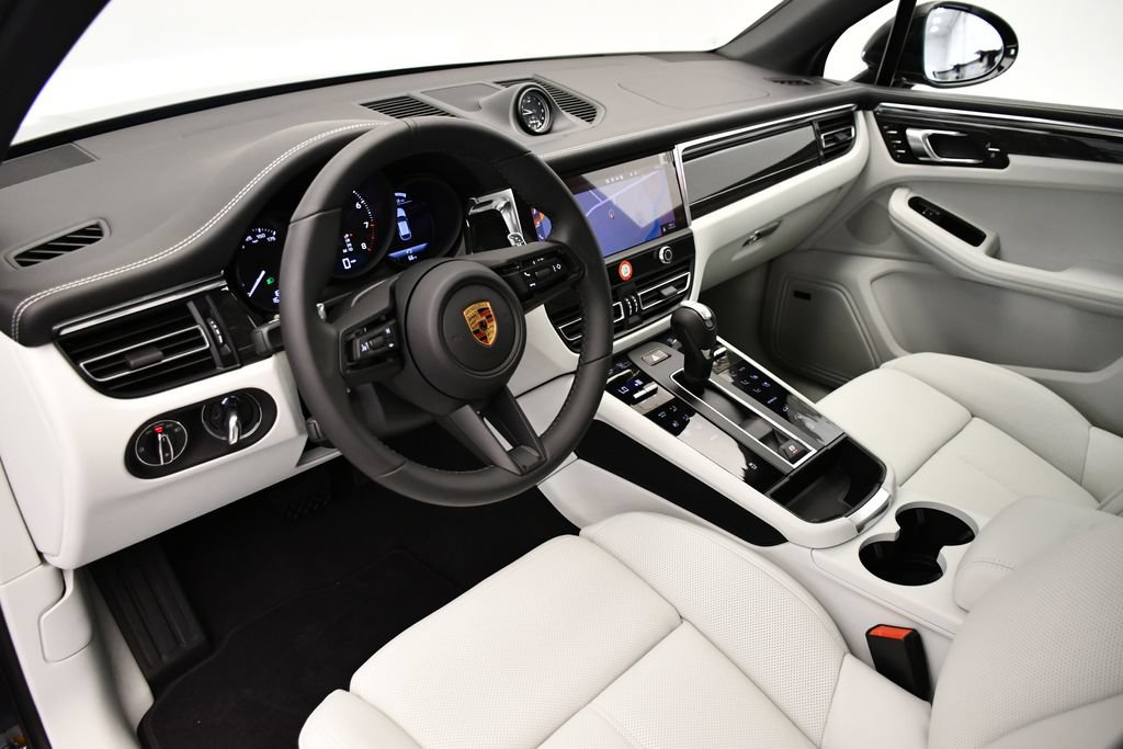 Certified 2026 Porsche Macan Turbo AWD/4WD image 4