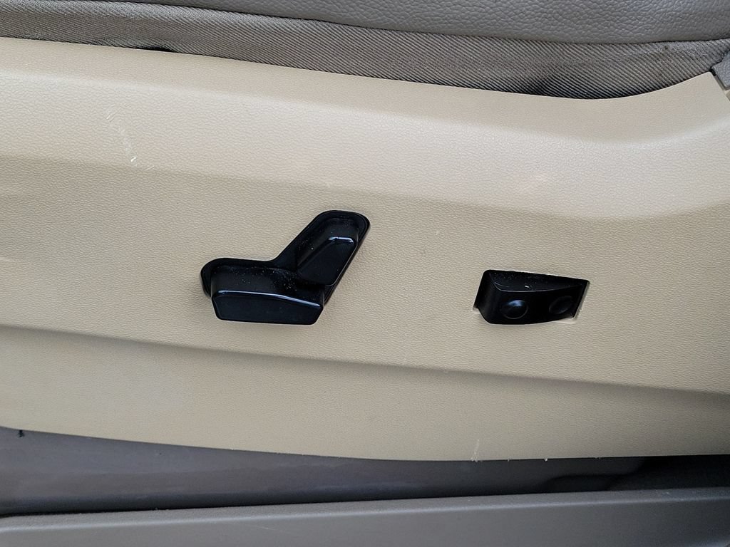 Used 2014 Chrysler Town & Country Touring FWD image 18