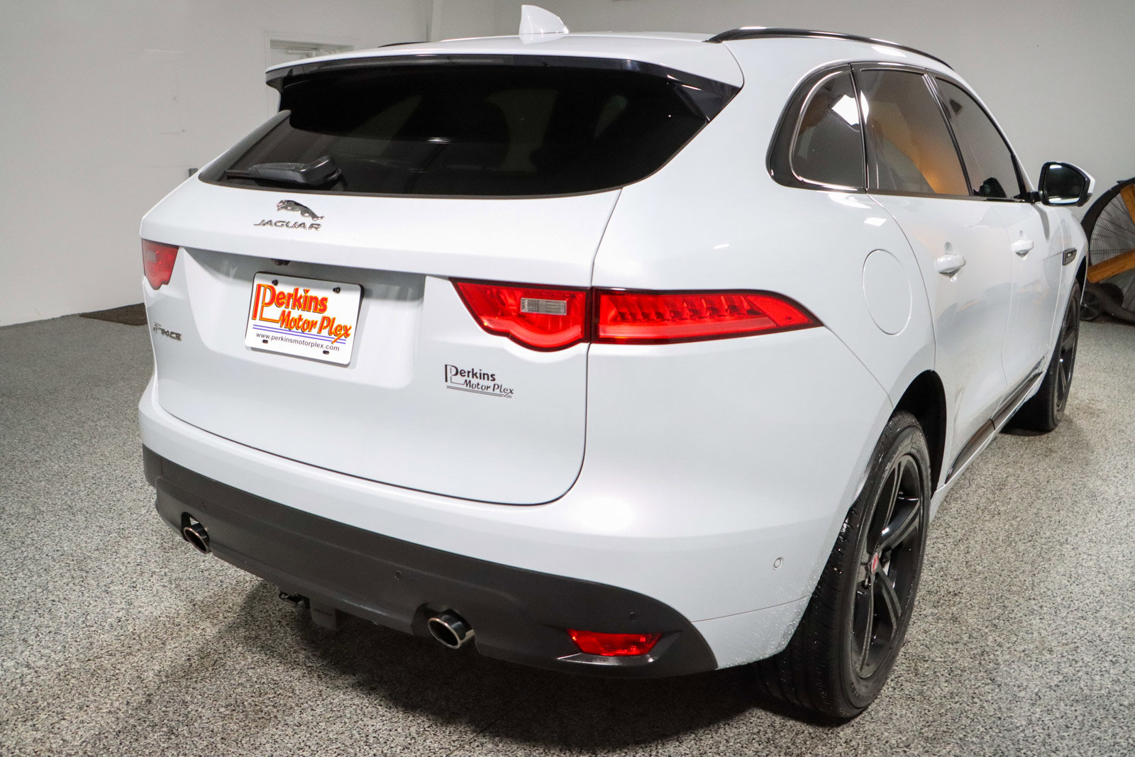 Used 2018 Jaguar F-PACE R-Sport image 7