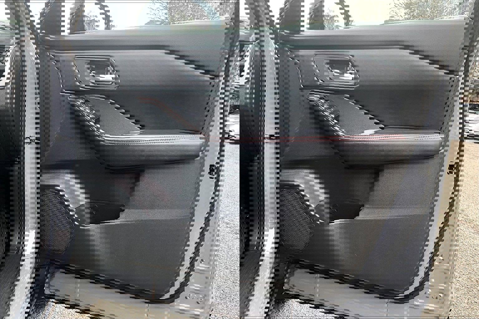 Used 2025 Nissan Rogue SV image 22