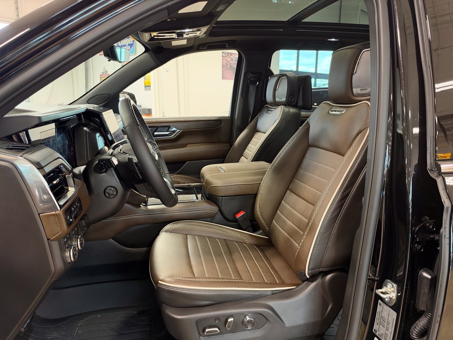 Used 2026 GMC Yukon XL Denali Ultimate w/ LPO, Illumination Package AWD/4WD image 14