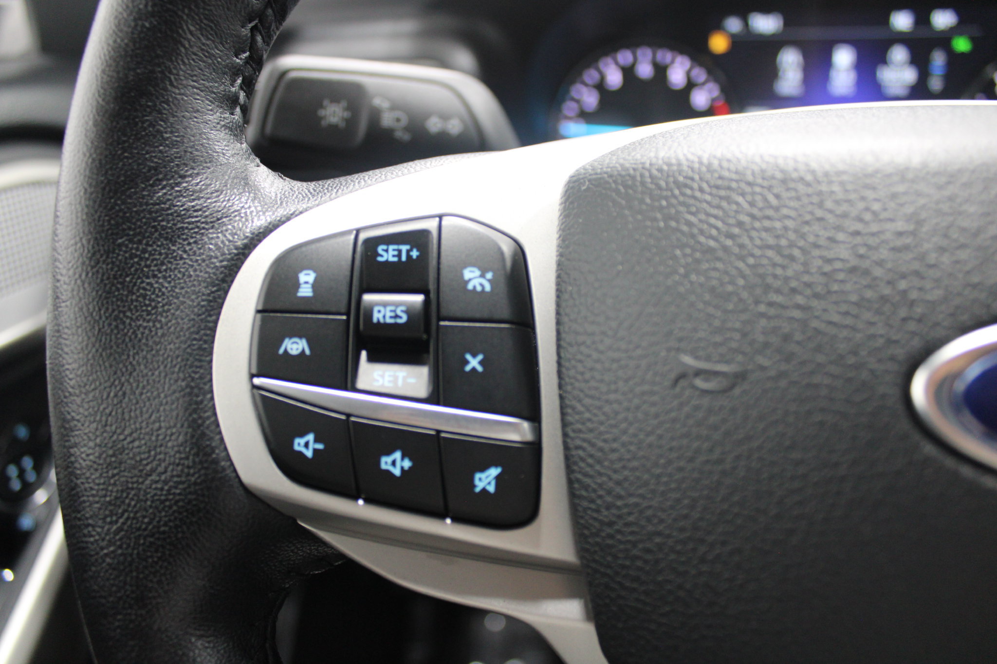 Used 2023 Ford Explorer Limited w/ Equipment Group 301A AWD/4WD image 36