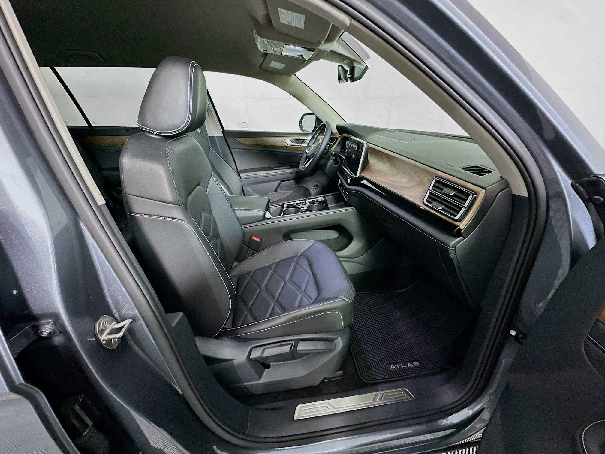 Used 2024 Volkswagen Atlas SE w/ Black Wheel Package FWD image 33