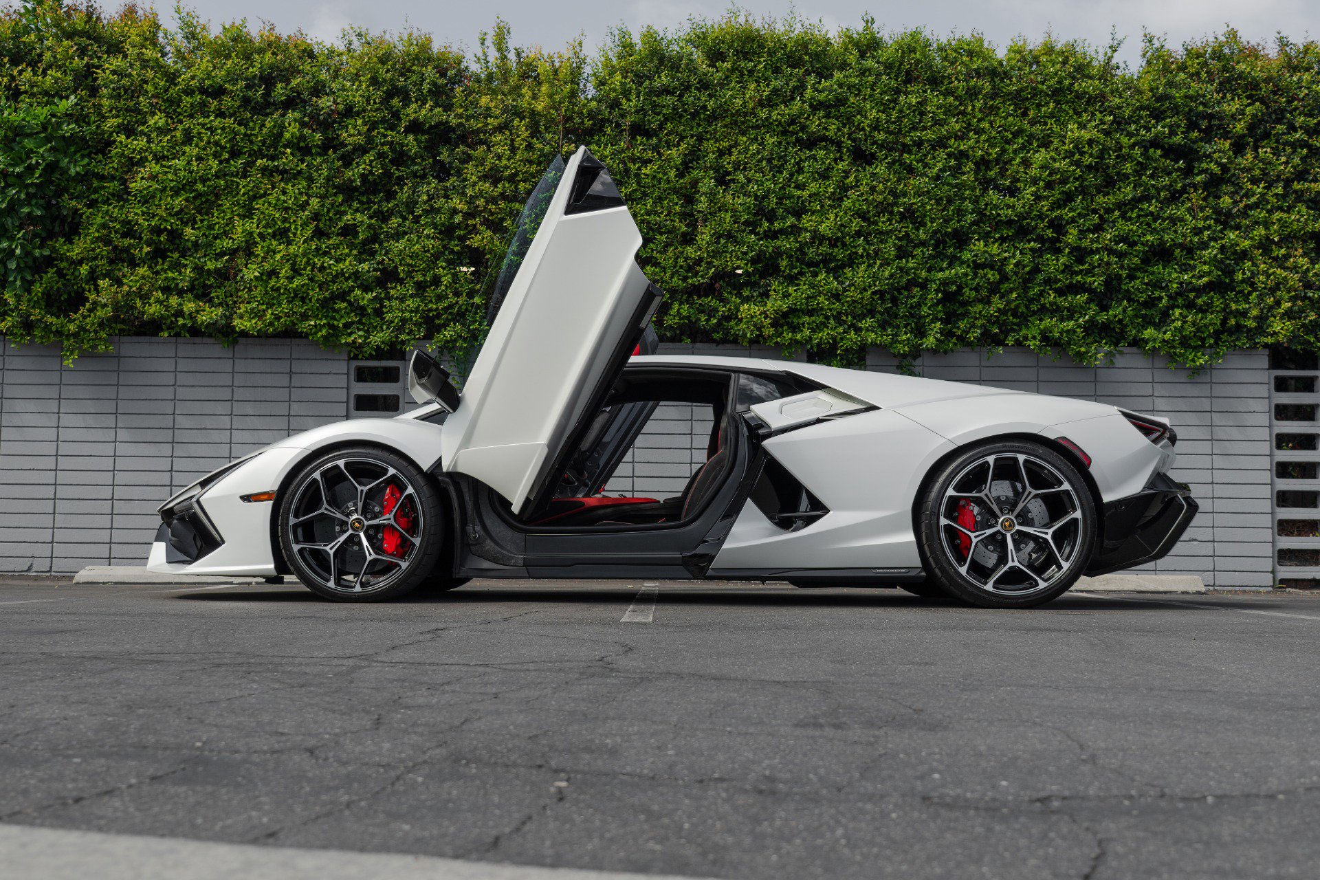 Used 2024 Lamborghini Revuelto image 24