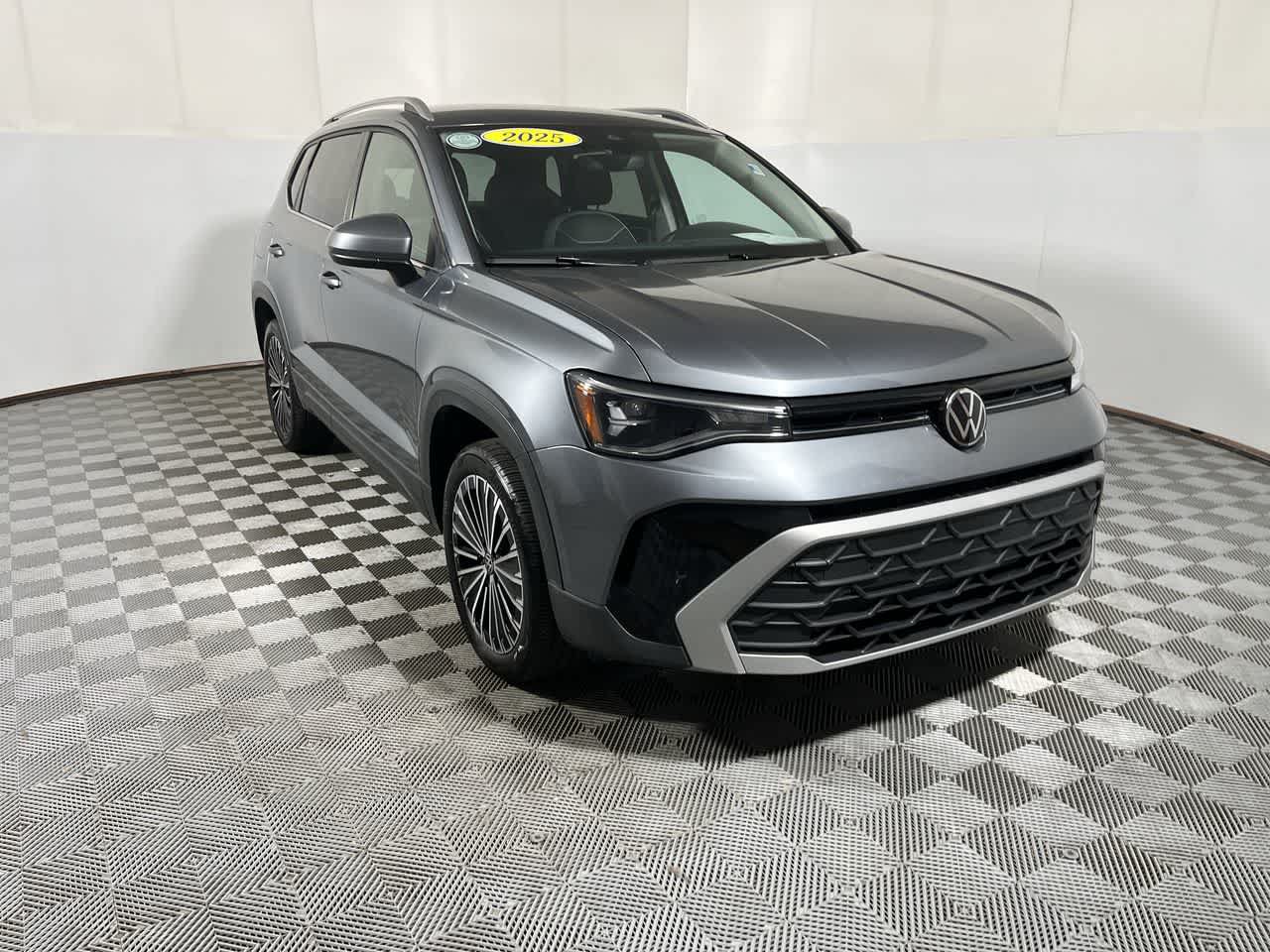 Used 2025 Volkswagen Taos SE FWD image 2