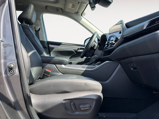 Used 2025 Toyota Highlander Platinum image 16