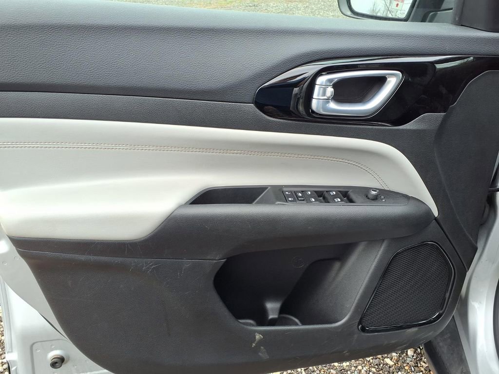 Used 2025 Jeep Compass Limited image 19