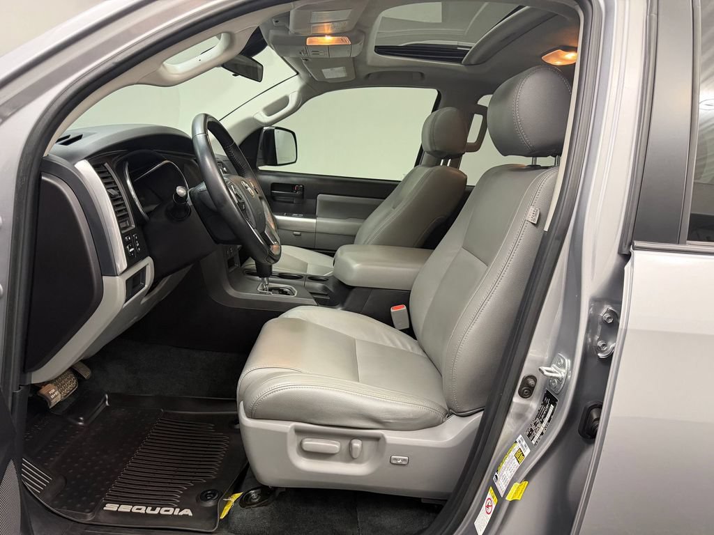 Used 2018 Toyota Sequoia SR5 AWD/4WD image 5