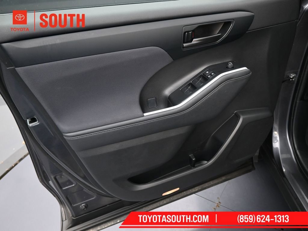 Used 2023 Toyota Highlander L image 27