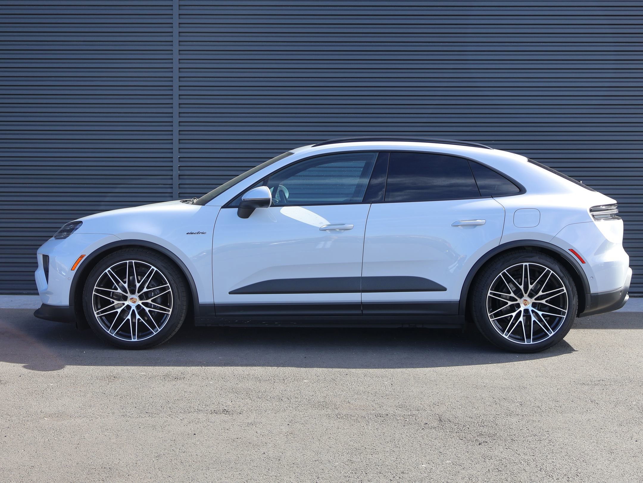 Certified 2025 Porsche Macan 4 Electric AWD/4WD image 2