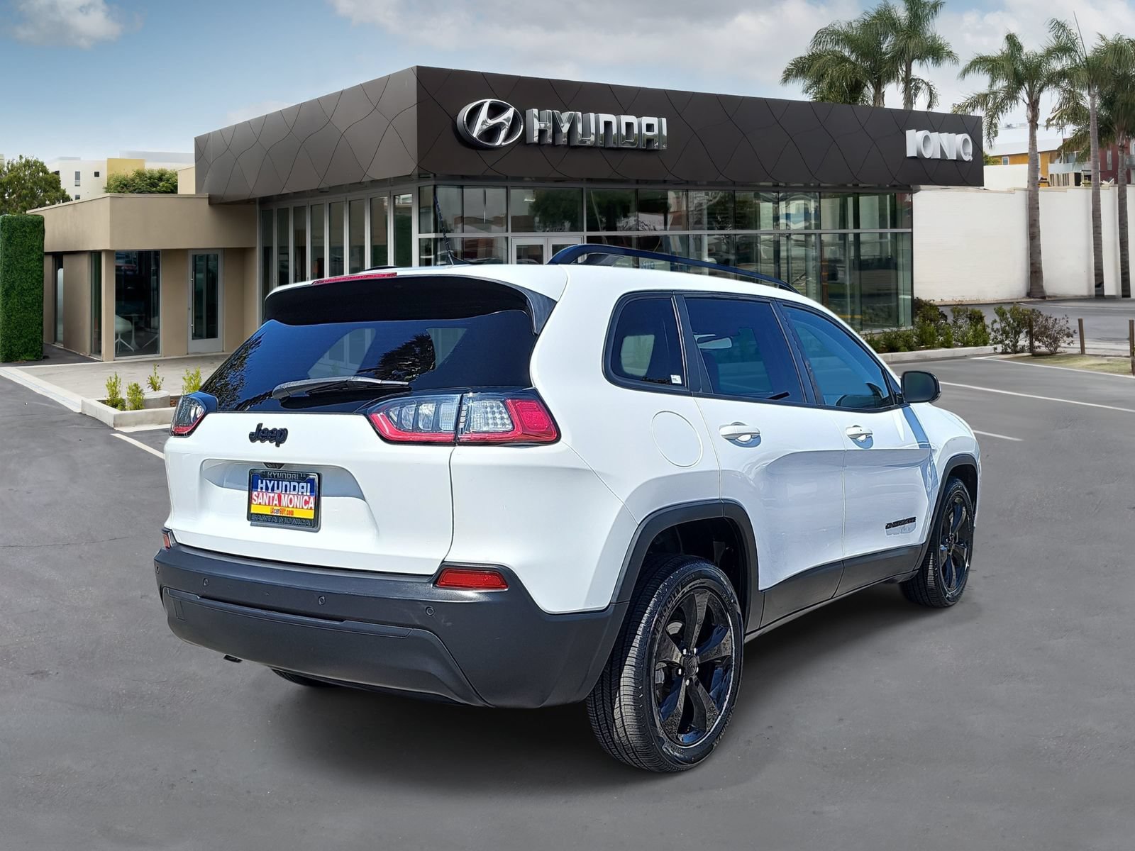 Used 2019 Jeep Cherokee Latitude Plus FWD image 3