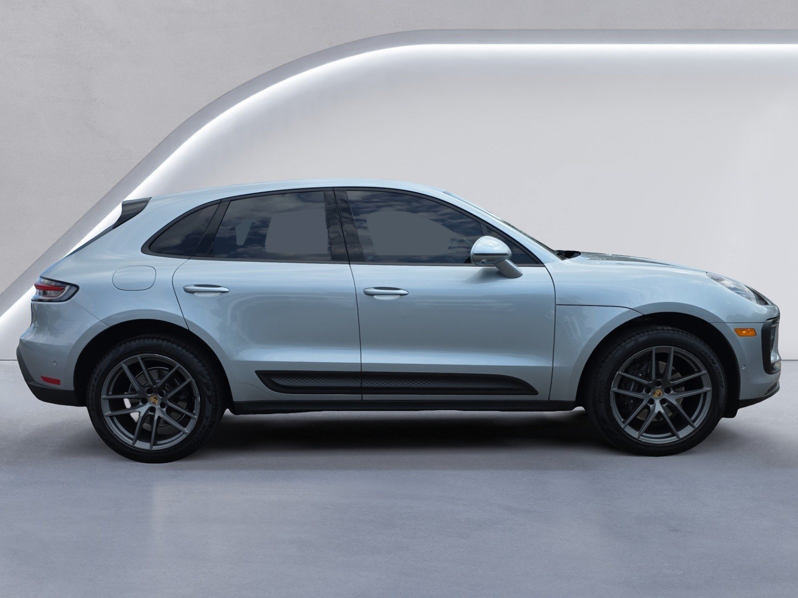 Used 2023 Porsche Macan Turbo AWD/4WD image 3
