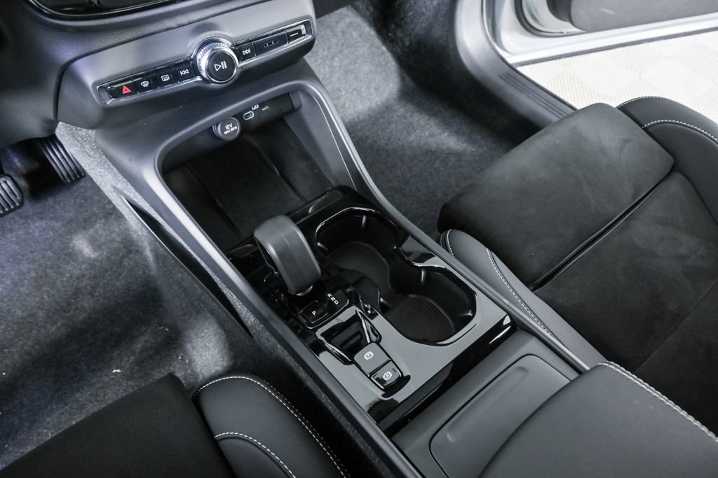 Certified 2025 Volvo XC40 B5 Plus image 18