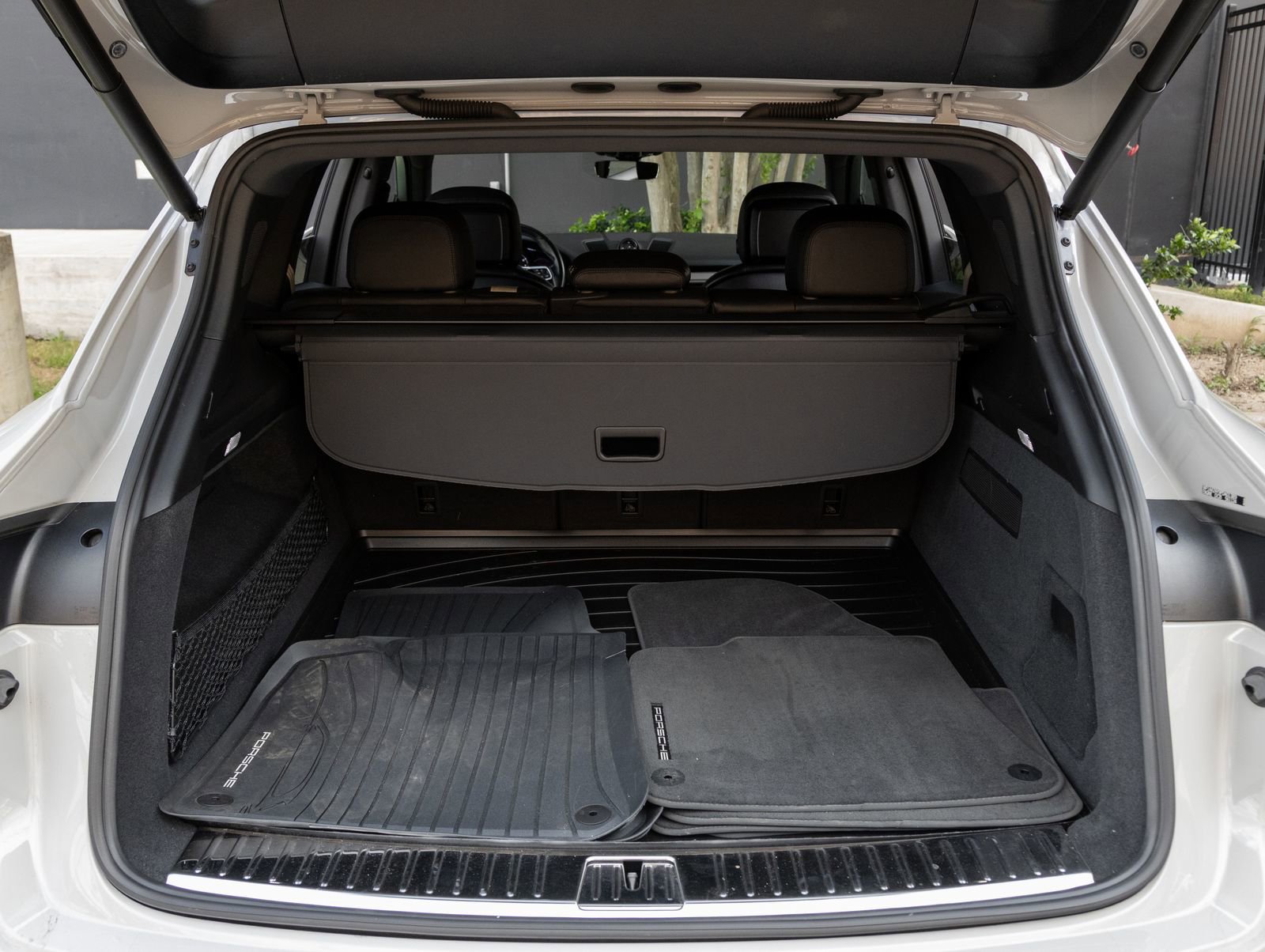 Certified 2023 Porsche Cayenne Platinum Edition image 30