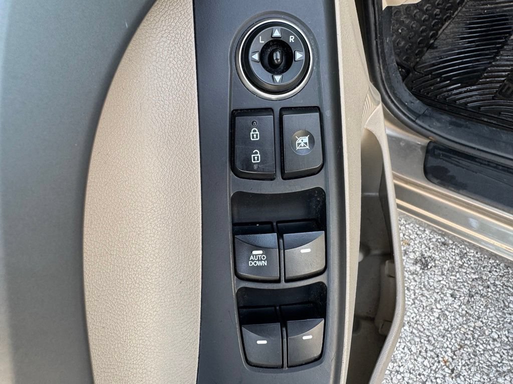 Used 2014 Hyundai Elantra SE FWD image 16