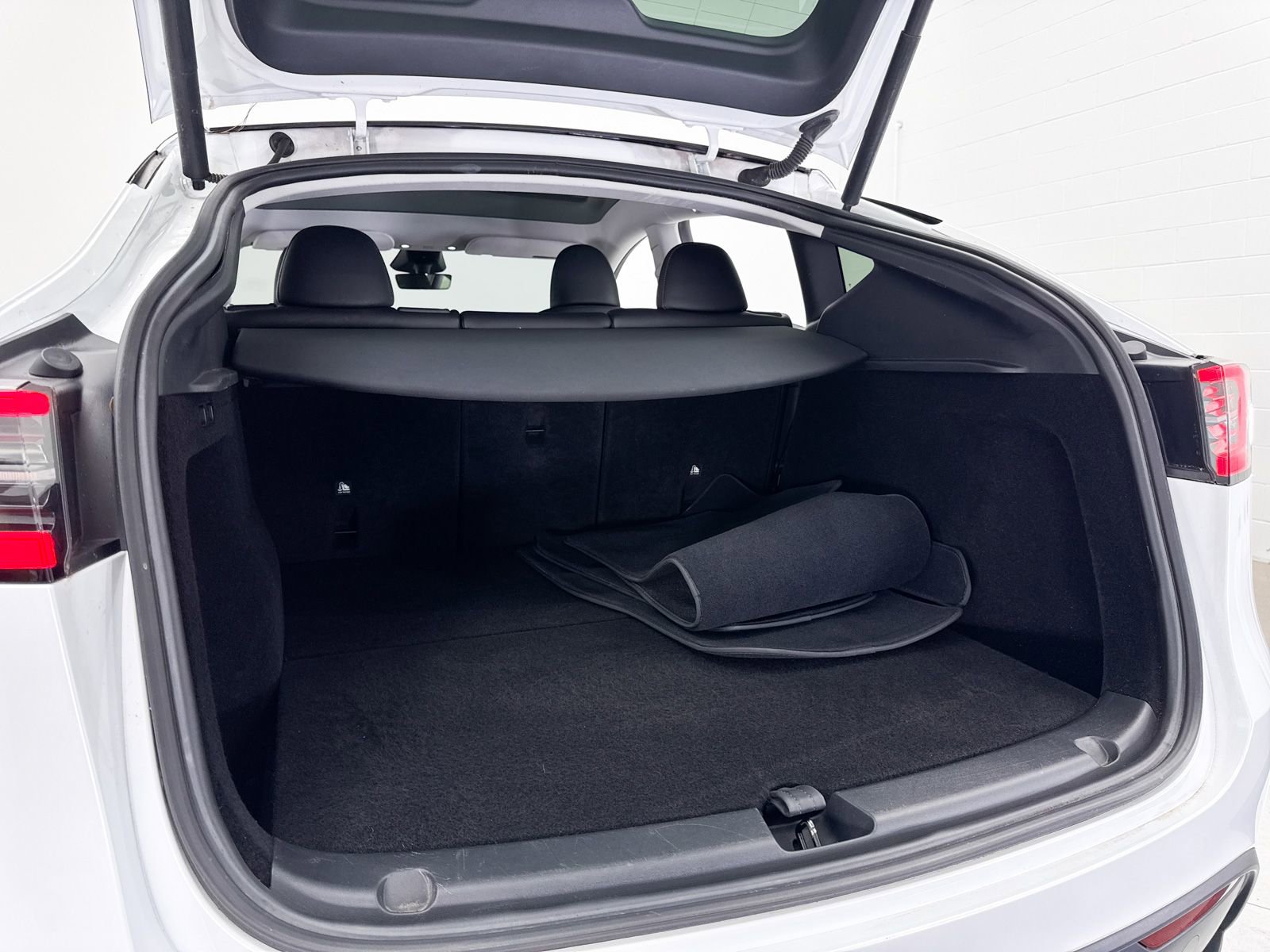 Used 2024 Tesla Model Y Performance image 35