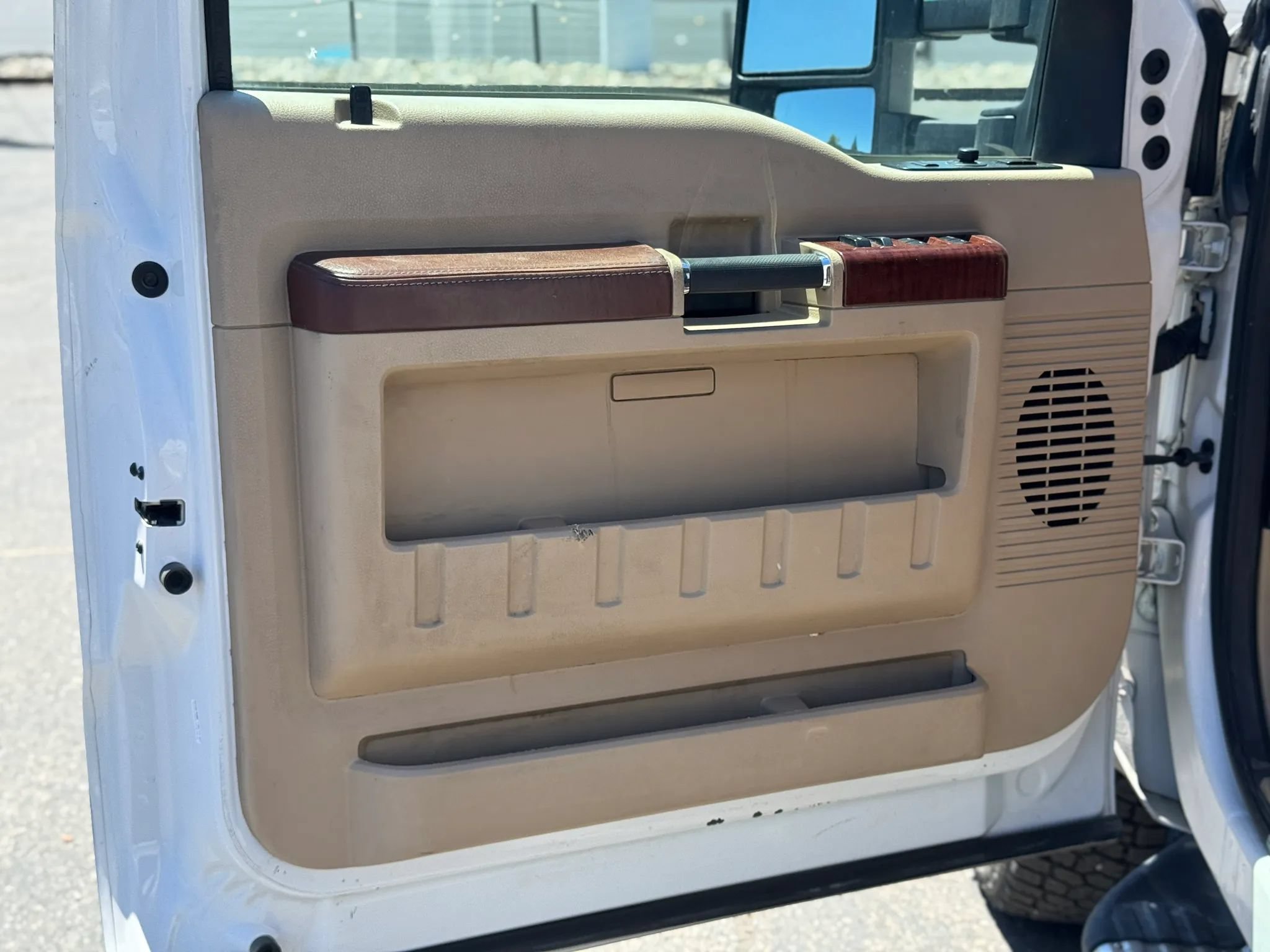 Used 2011 Ford F350 King Ranch w/ King Ranch w/Chrome Pkg AWD/4WD image 4