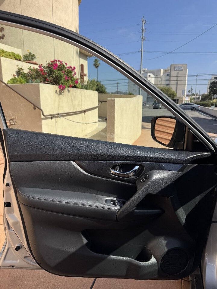 Used 2019 Nissan Rogue SV FWD image 11