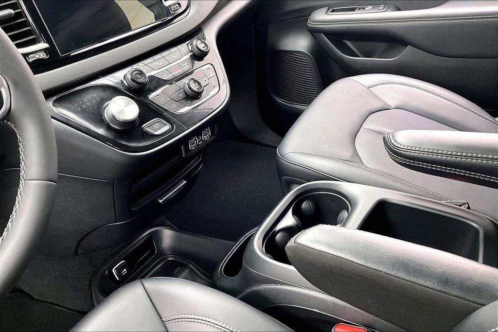 Used 2025 Chrysler Pacifica Select image 15