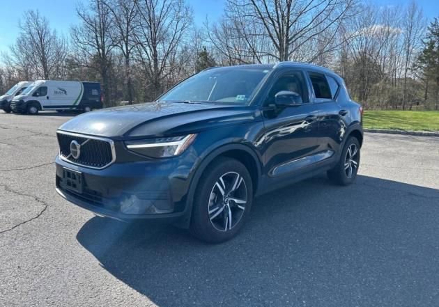 Certified 2023 Volvo XC40 B5 Core w/ Convenience Package AWD/4WD image 2