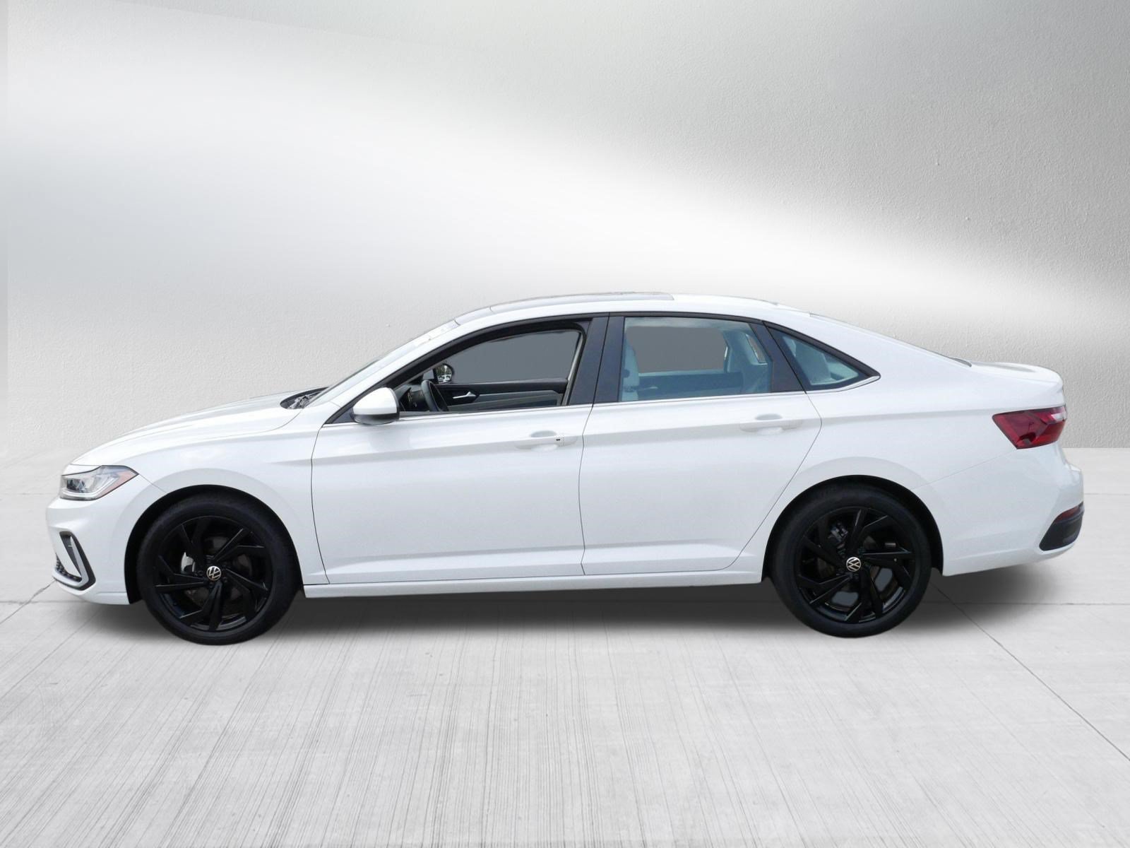 Used 2025 Volkswagen Jetta SE w/ Sunroof Package FWD image 4