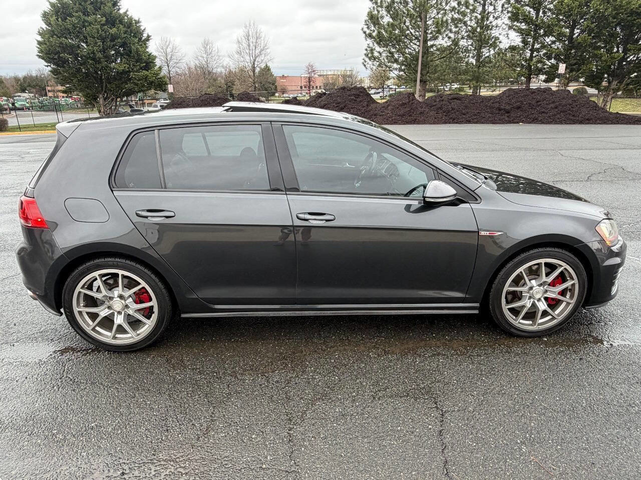 Used 2017 Volkswagen GTI SE image 2