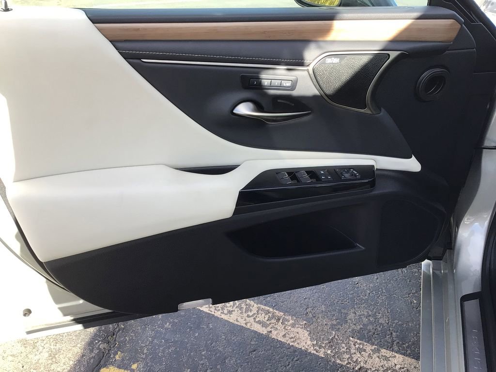 Used 2023 Lexus ES 350 w/ Luxury Package image 10