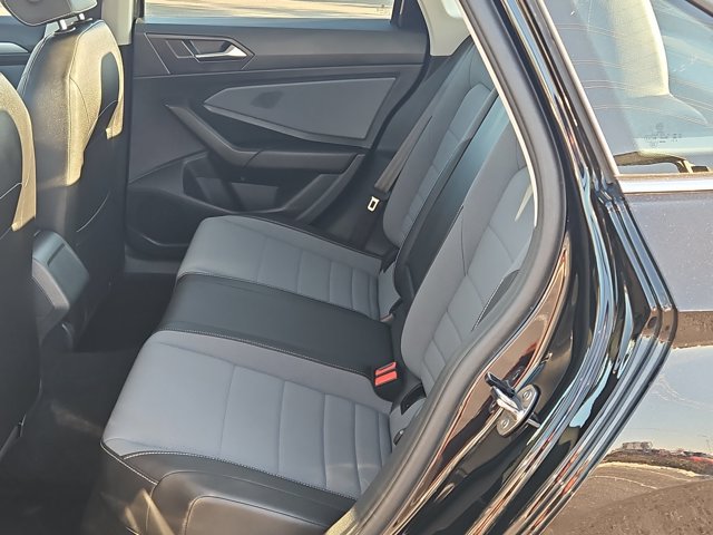 Used 2025 Volkswagen Jetta SE FWD image 19