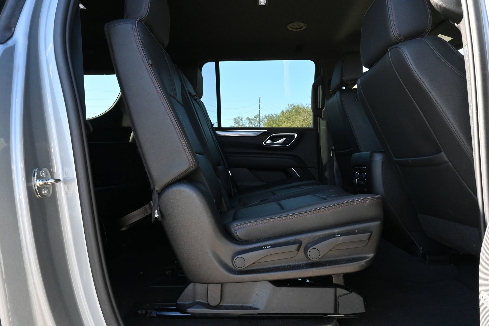 Used 2024 Chevrolet Suburban RST image 24