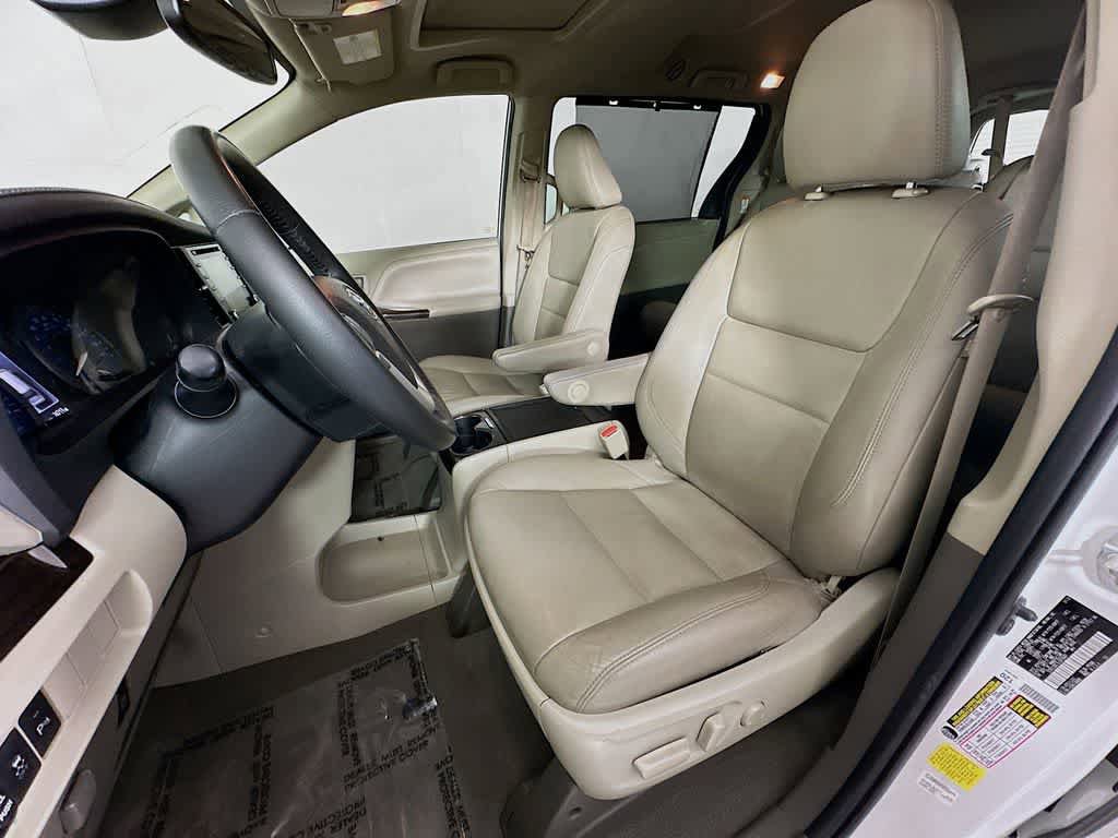 Used 2020 Toyota Sienna XLE w/ XLE Navigation Package FWD image 12