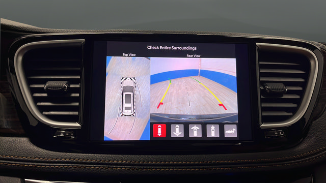 Used 2023 Chrysler Pacifica Pinnacle FWD image 14