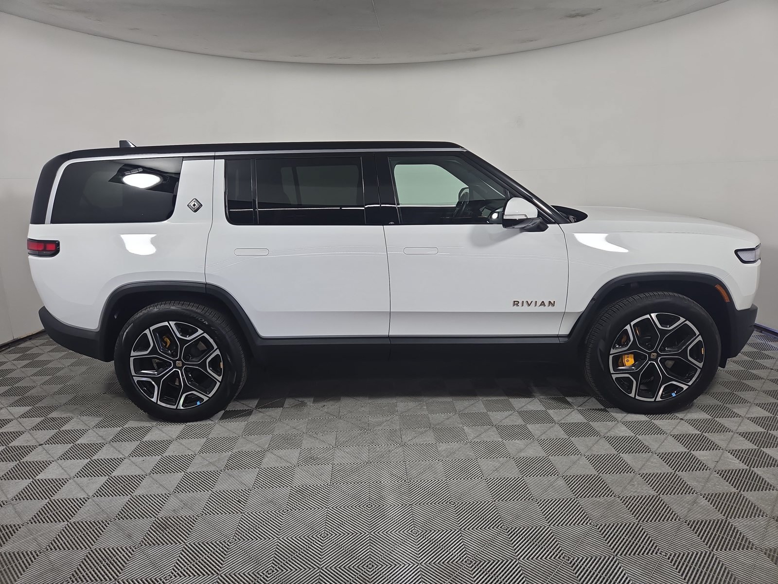 Used 2023 Rivian R1S Launch Edition Quad AWD/4WD image 6