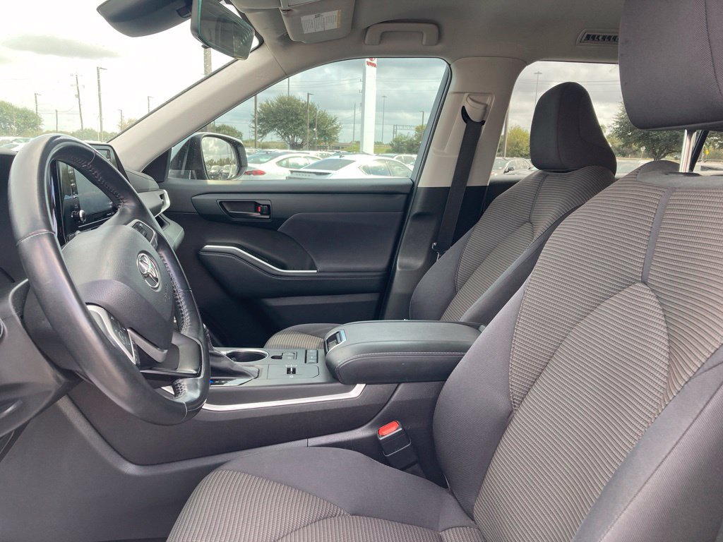 Used 2022 Toyota Highlander LE FWD image 10