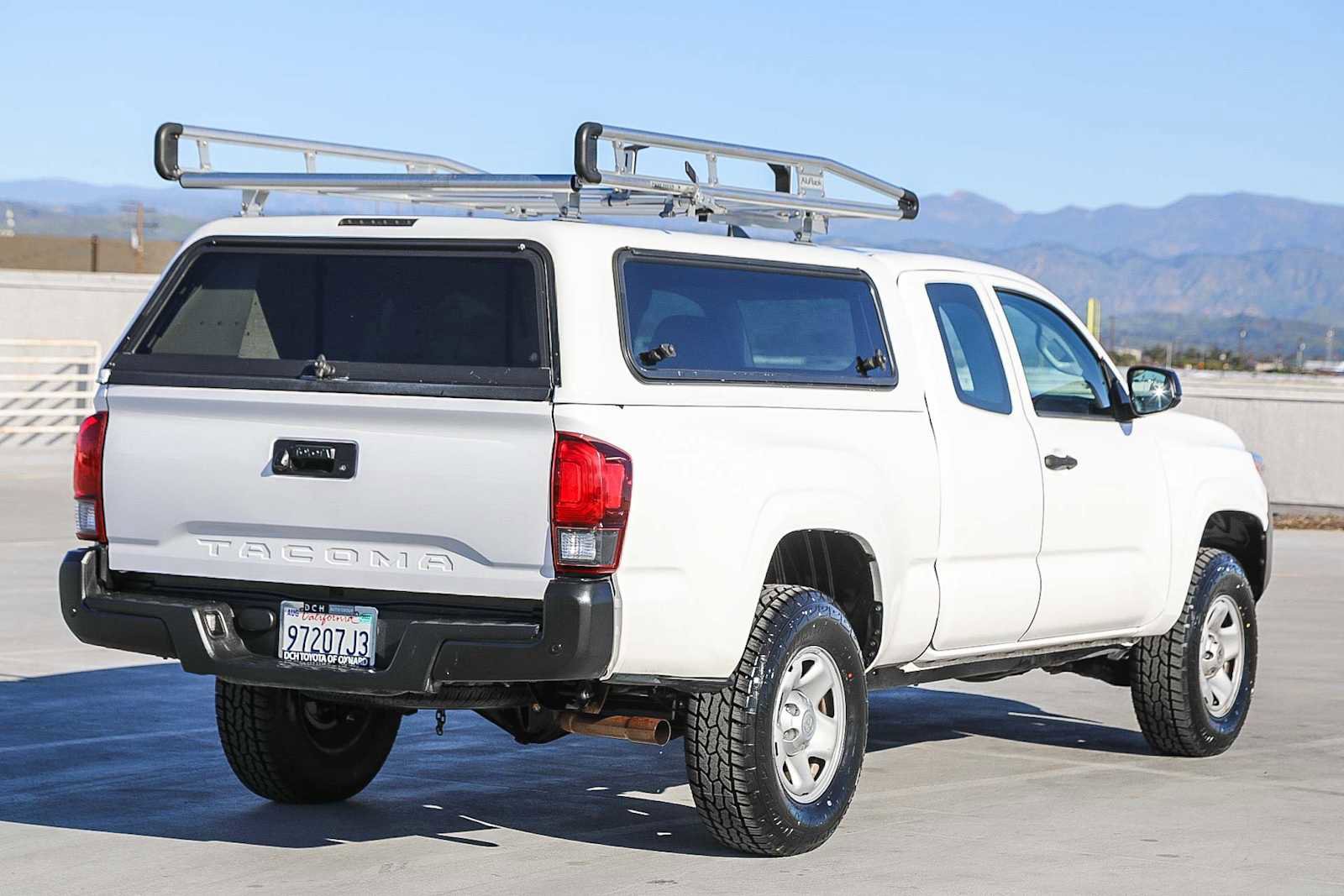 Certified 2018 Toyota Tacoma SR image 5