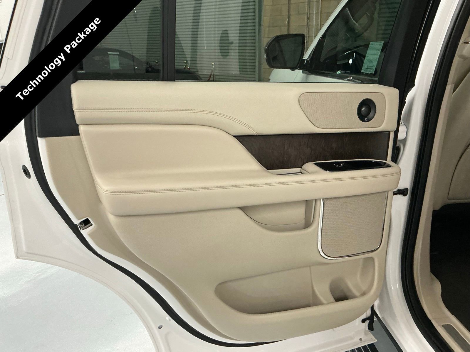 Used 2018 Lincoln Navigator Select w/ Technology Package image 22