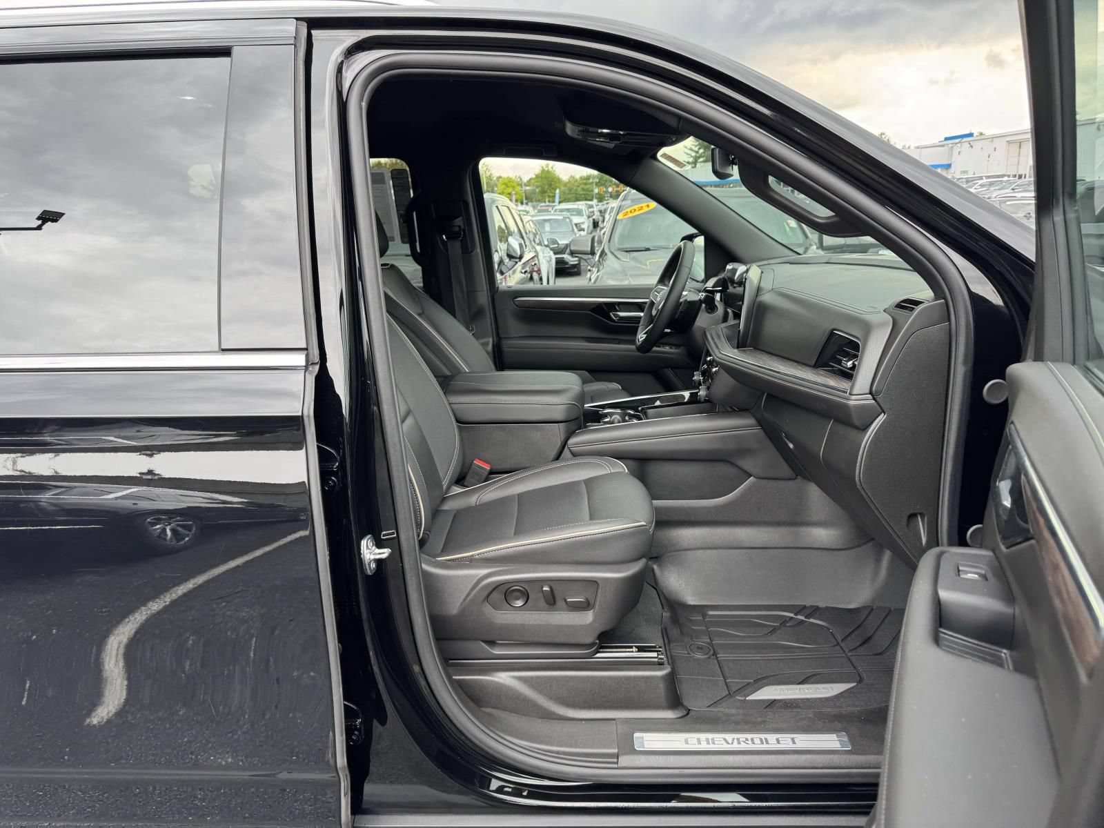 Used 2025 Chevrolet Suburban Premier AWD/4WD image 14