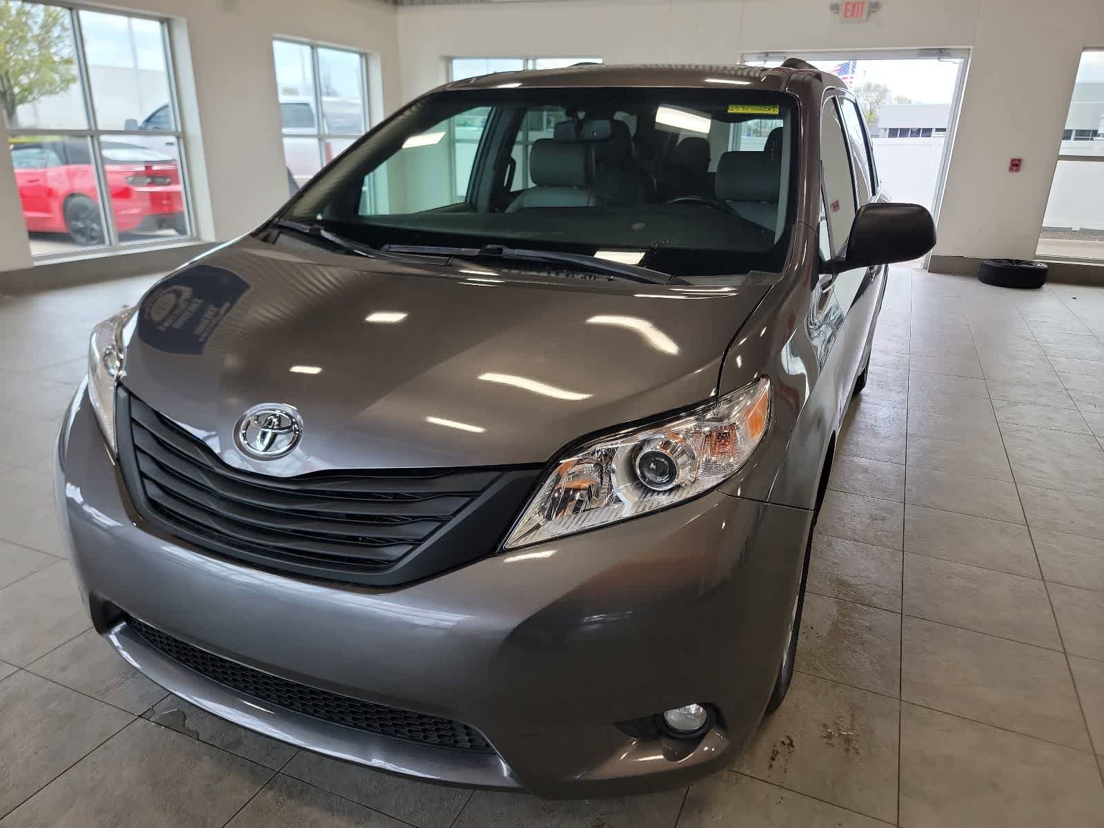 Used 2016 Toyota Sienna XLE FWD image 2