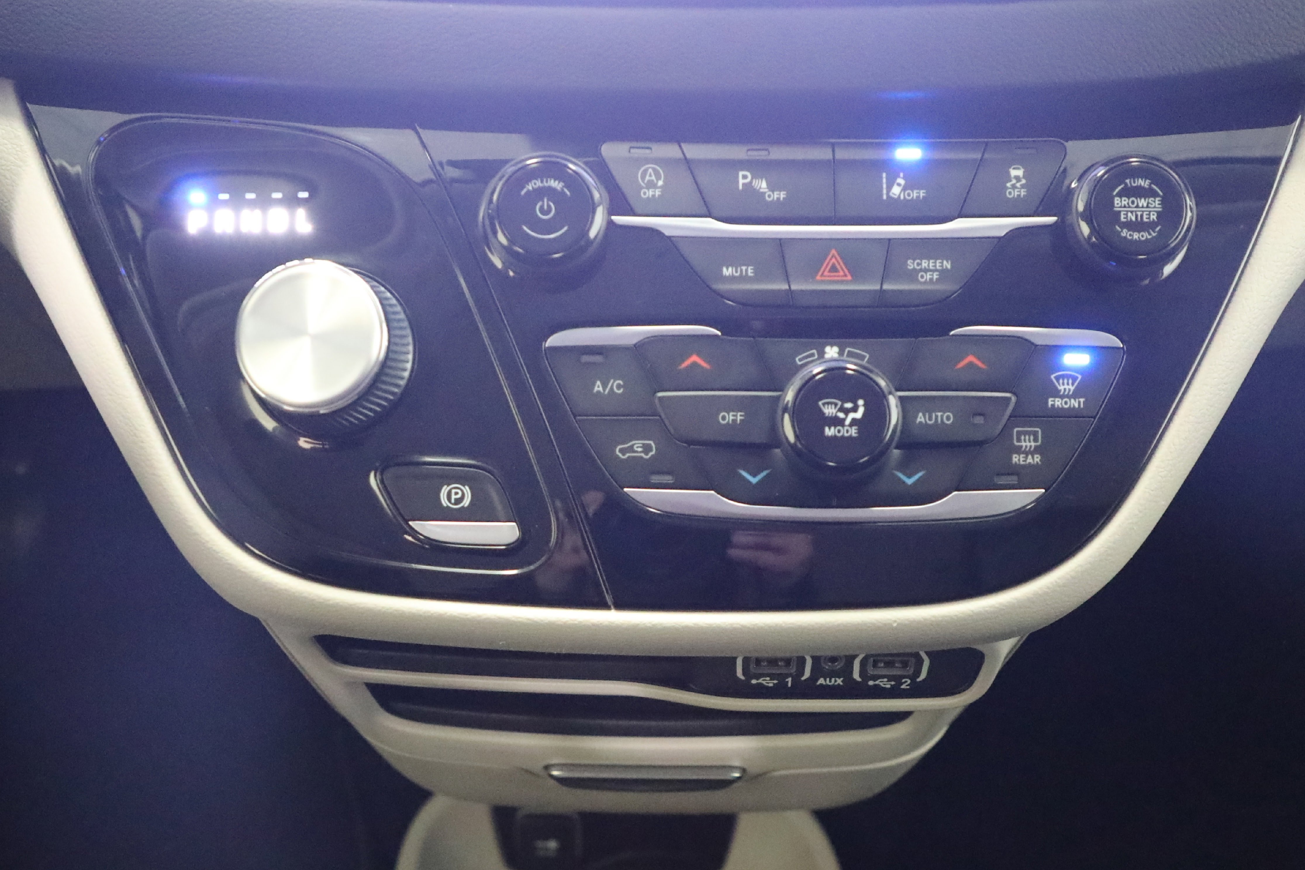 Used 2023 Chrysler Pacifica Touring-L image 14