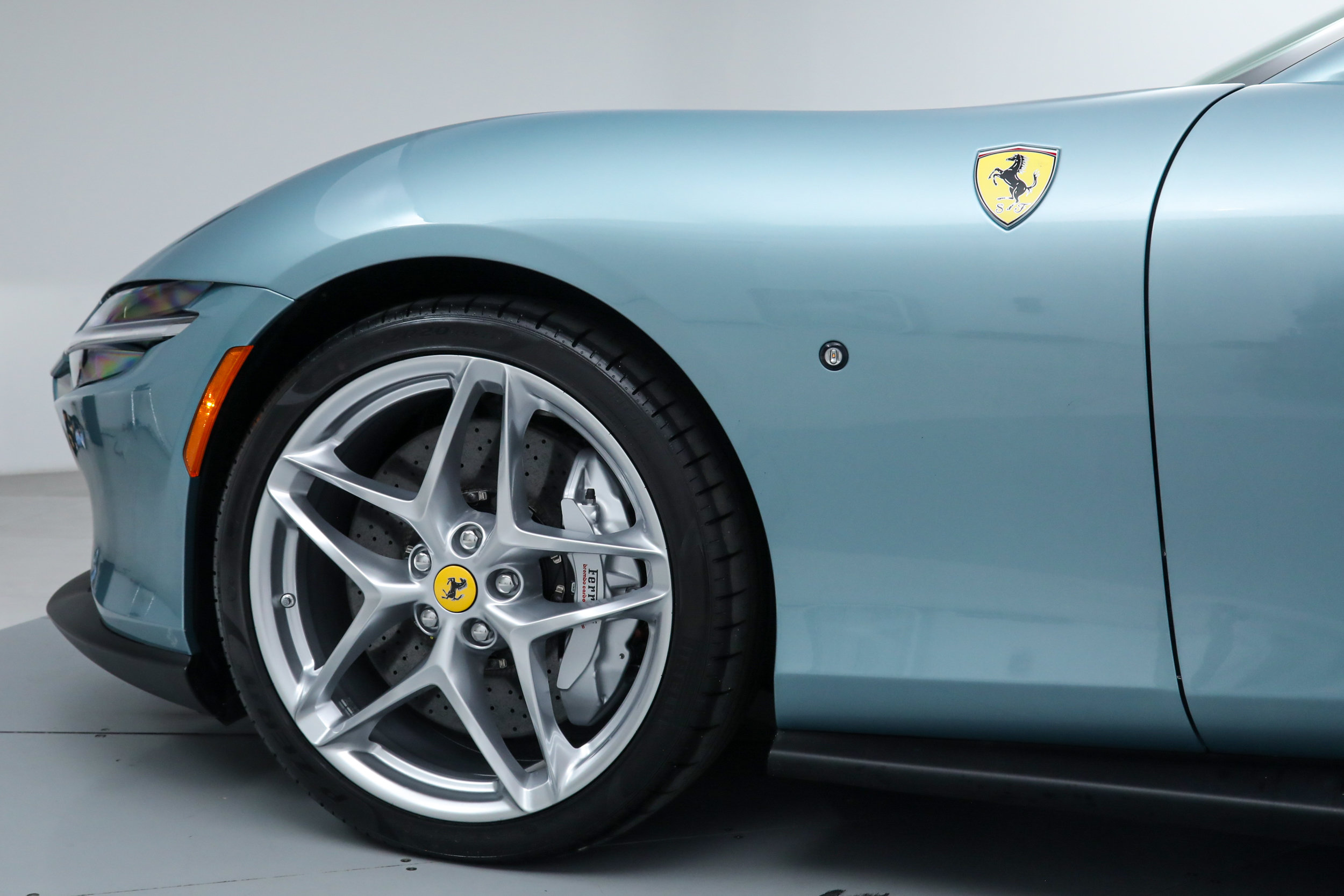 Certified 2025 Ferrari Roma Spider RWD image 17