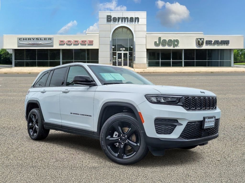 Used 2025 Jeep Grand Cherokee Altitude image 2