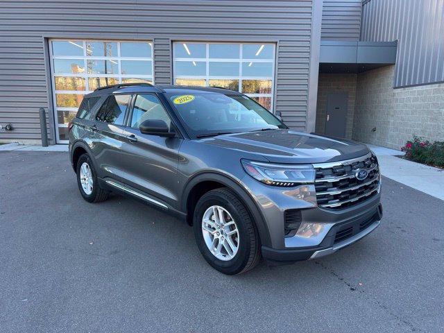 Used 2025 Ford Explorer Active AWD/4WD image 3