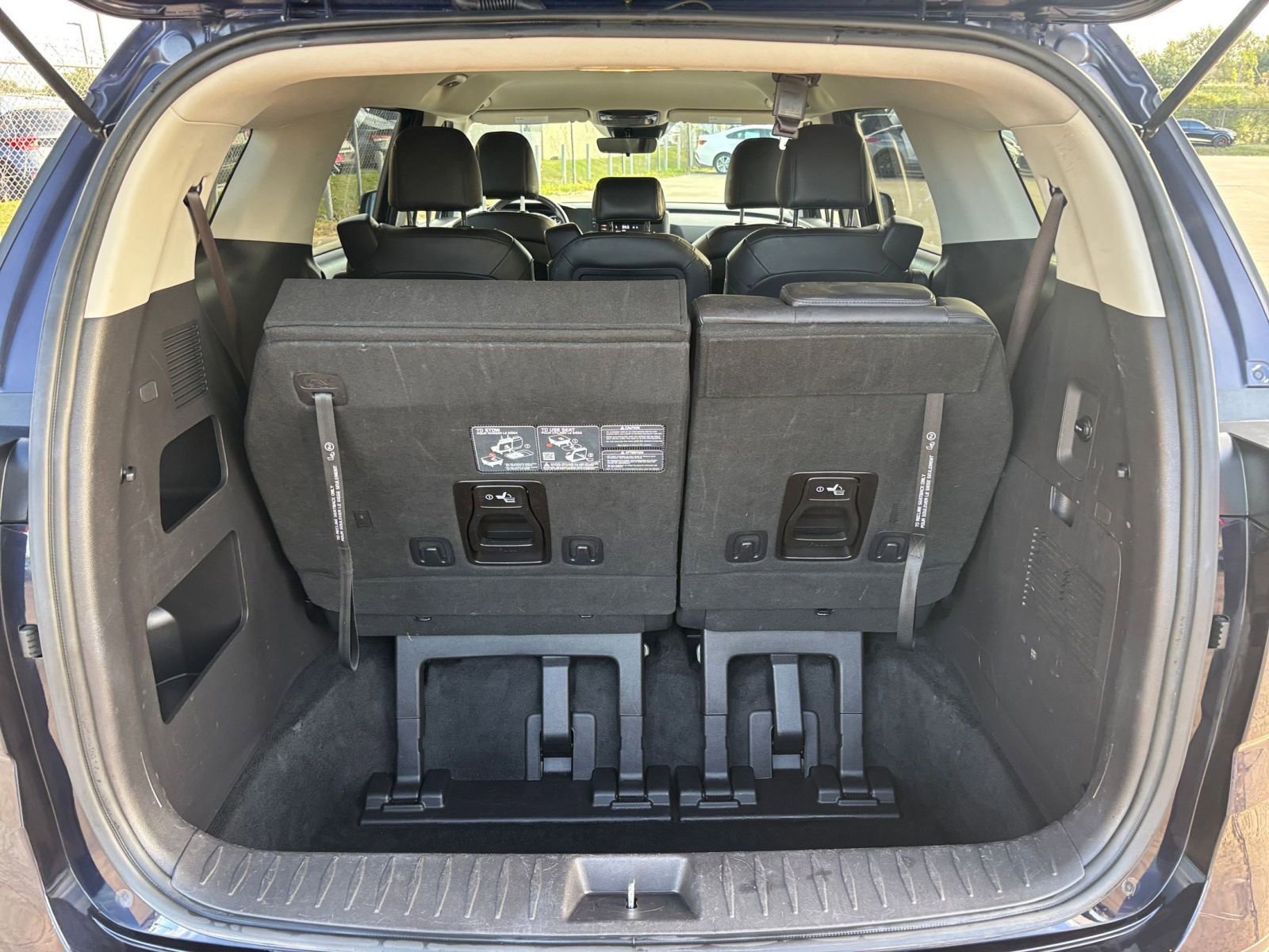 Used 2024 Kia Carnival LX image 32