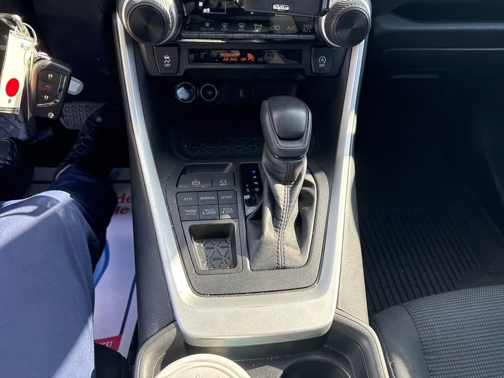 Used 2021 Toyota RAV4 LE image 36