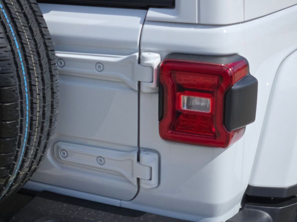 Used 2025 Jeep Wrangler Unlimited Sahara w/ Safety Group image 11