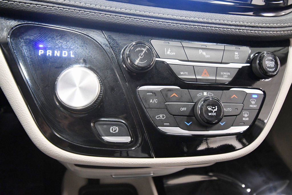 Used 2024 Chrysler Pacifica Limited FWD image 25