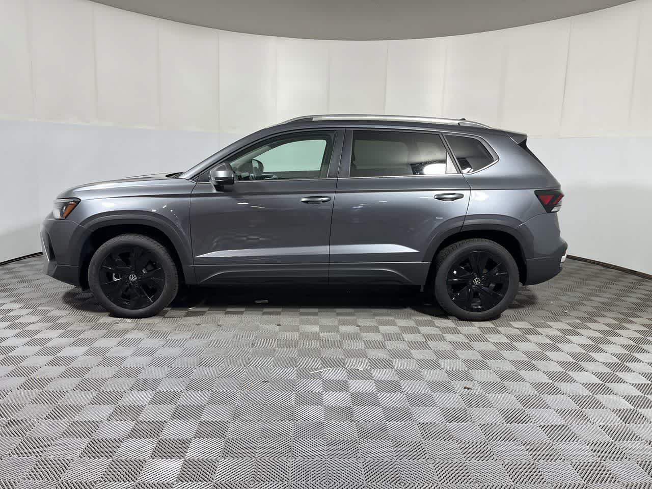 Used 2025 Volkswagen Taos SE w/ Black Wheel Package FWD image 5