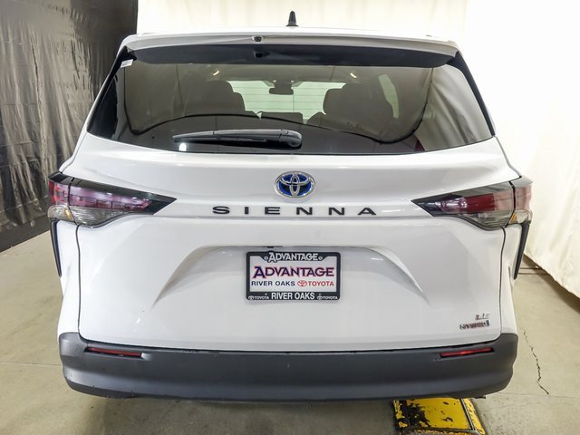Certified 2024 Toyota Sienna LE image 6