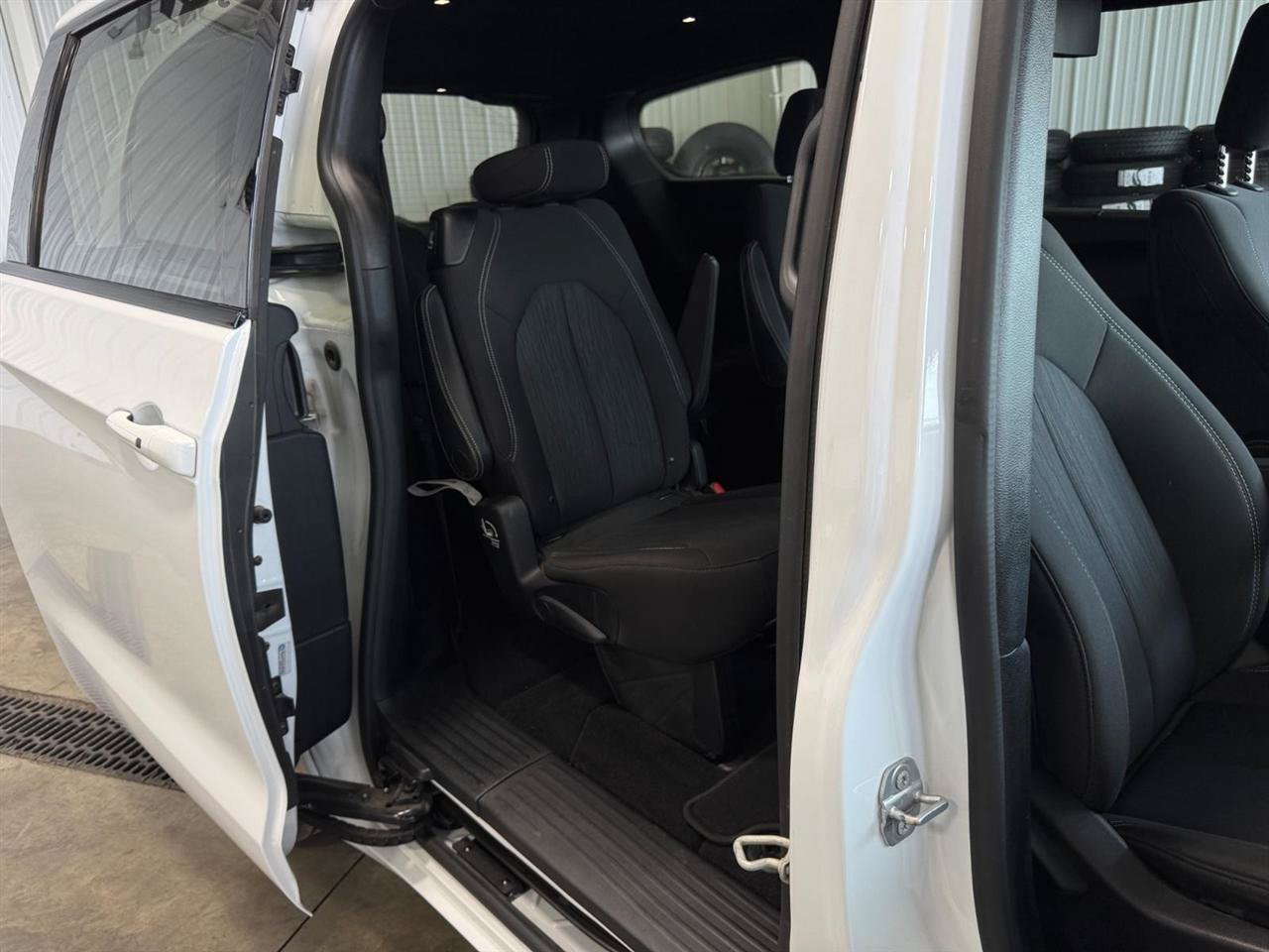 Used 2018 Chrysler Pacifica Touring Plus w/ S Appearance Package FWD image 29